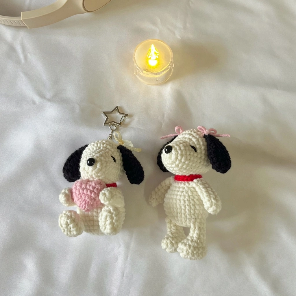crochet snoopy keychain pattern, free snoopy amigurumi pattern, crochet snoopy pattern free, amigurumi snoopy keychain, crochet peanuts keychain